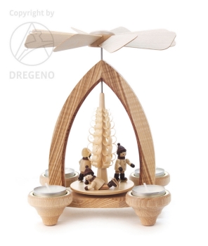 Teelichtpyramide mit Eisläufern