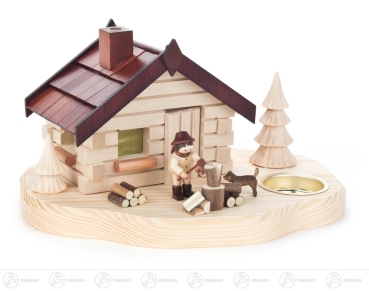 Rauchhaus mit Holzhacker und Teelicht