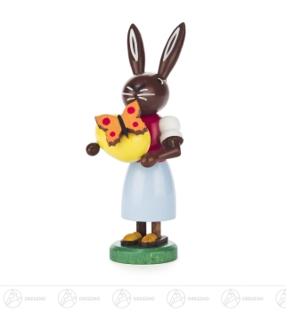 Häsin mit Schmetterling