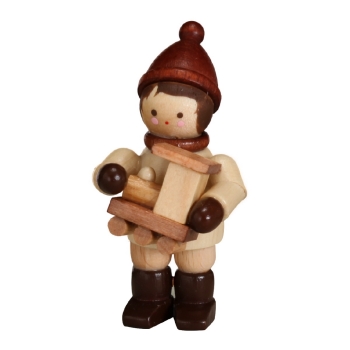 Winterkind mit Eisenbahn mini