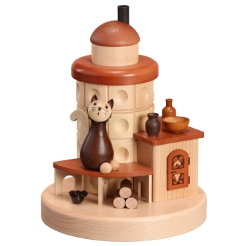 Räucherkachelofen mit Katze auf Ofenbank