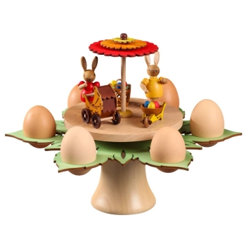Tischeierbecher auf Sockel mit Osterhasen