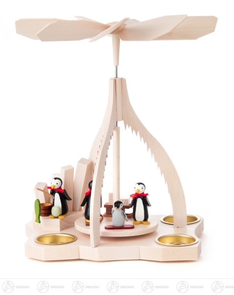 Pyramide mit Pinguinen auf Eisscholle