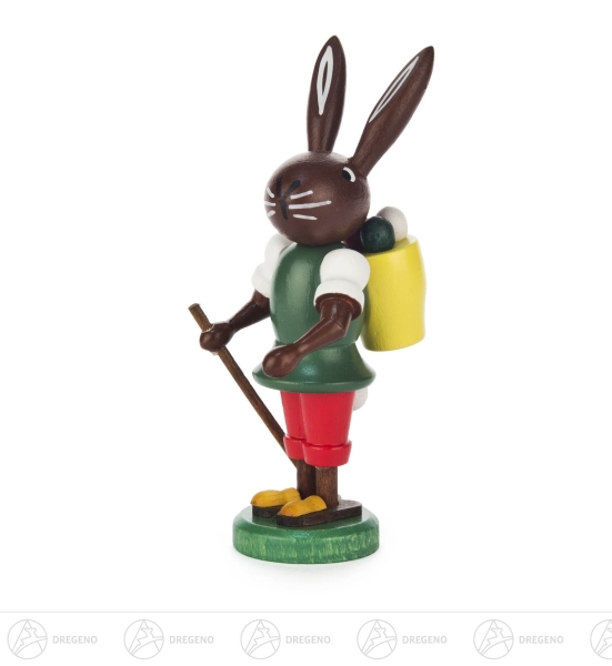 Hase mit Korb und Wanderstock