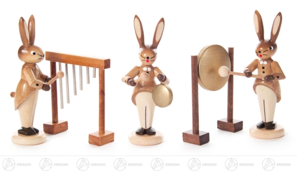 Hasentrio mit Glockenspiel, kleinem und großen Gong natur