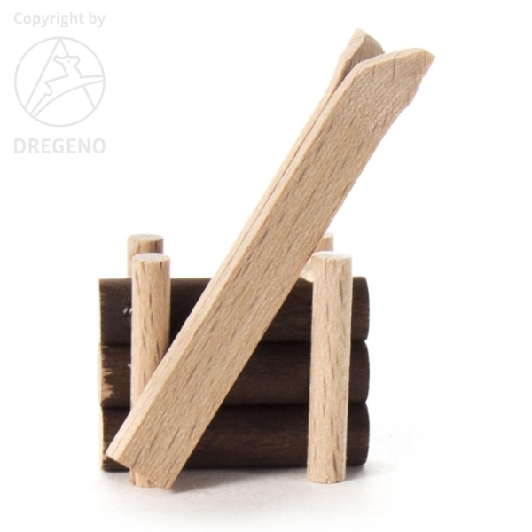 Holzstapel mit Ski